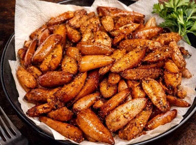 Pinhões cortados ao meio e fritos no azeite, servidos como petisco